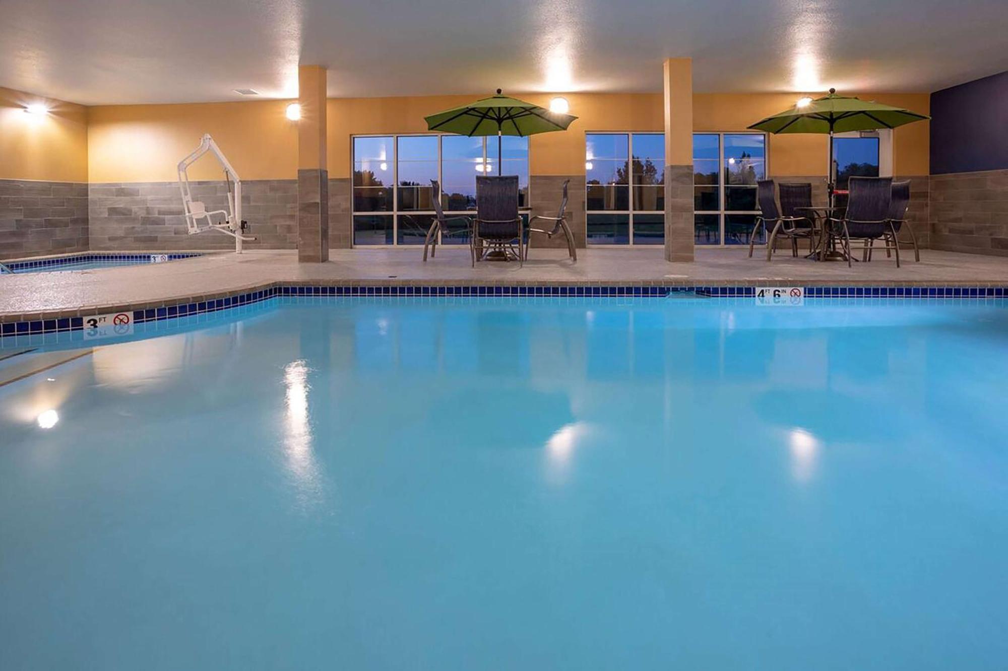 Little Crow Resort & Conference, Trademark By Wyndham Spicer Exteriör bild
