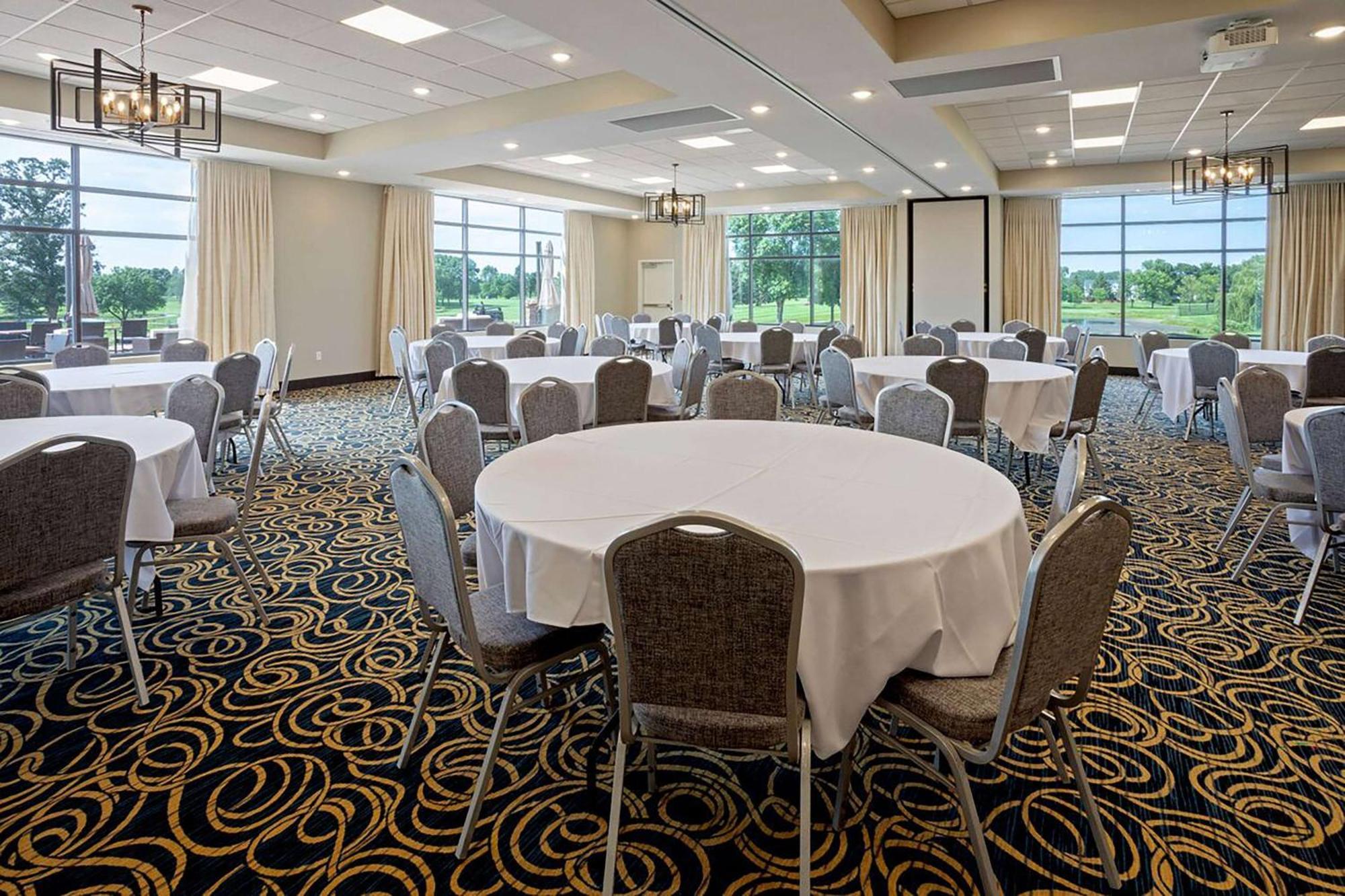 Little Crow Resort & Conference, Trademark By Wyndham Spicer Exteriör bild